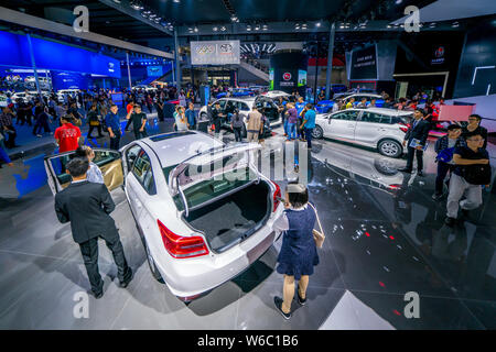 ---- Leute besuchen Sie den Stand von Toyota im 15. China (Guangzhou) Internationale Automobil Ausstellung, auch als automatische Guangzhou 2017 bekannt, in Stockfoto