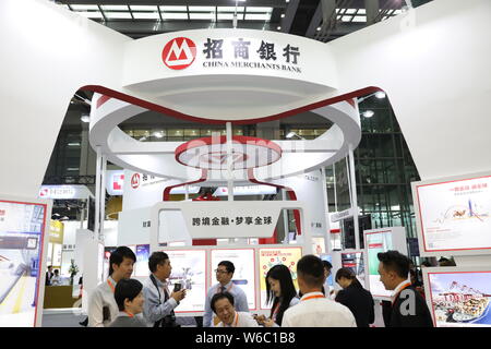 ---- Menschen besuchen den Stand der China Merchants Bank (CMB) während einer Messe in Shenzhen, der südchinesischen Provinz Guangdong, 5. November 2017. Stockfoto