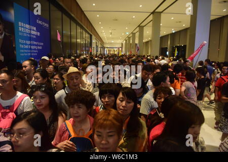 ------ Chinesische Touristen kaufen in einem King Power Duty Free Shop in Bangkok, Thailand, 13. März 2017. Daten werden von einem Travel Service Plattform indica Stockfoto