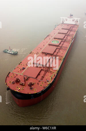 Luftaufnahme des 400.000-Tonnen Erzfrachtschiff, Erz Shenzhen, nach seiner Jungfernfahrt in Taicang City, der ostchinesischen Provinz Jiangsu, 30. Mai 2018. A400 Stockfoto