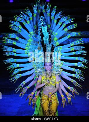 Chinesische hörgeschädigte Tänzer aus China behinderte Menschen für Darstellende Kunst Truppe eine Nächstenliebe, die Leistung des Thousand-Hand Guan Yin, der bodh geben Stockfoto