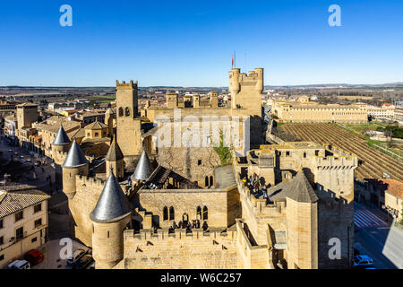 Luftaufnahme der Royal Palace von Olite, einer schönen mittelalterlichen Burg in Navarra, Spanien Stockfoto