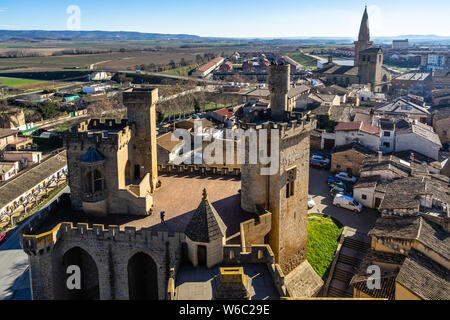Luftaufnahme der Royal Palace von Olite, einer schönen mittelalterlichen Burg in Navarra, Spanien Stockfoto