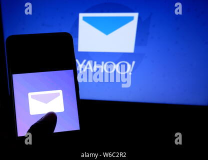 In diesem Foto Abbildung der gängigen E-Mail Anwendung Yahoo Mail logo gesehen auf dem Smartphone angezeigt. Stockfoto