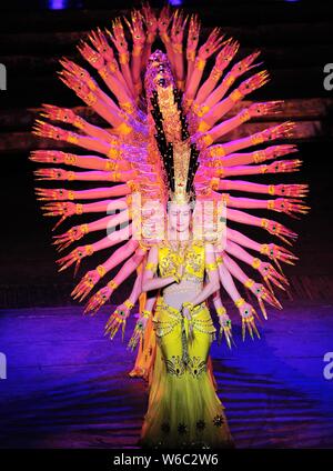 Chinesische hörgeschädigte Tänzer aus China behinderte Menschen für Darstellende Kunst Truppe eine Nächstenliebe, die Leistung des Thousand-Hand Guan Yin, der bodh geben Stockfoto