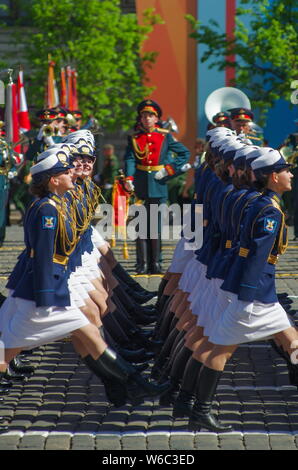 Weibliche russische Soldaten März entlang der Roten Platz während der Tag des Sieges militärische Parade der 73. Jahrestag des Sieges über Nazi-Deutschland zu Mark i Stockfoto