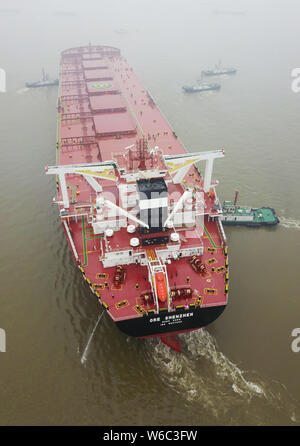 Luftaufnahme des 400.000-Tonnen Erzfrachtschiff, Erz Shenzhen, nach seiner Jungfernfahrt in Taicang City, der ostchinesischen Provinz Jiangsu, 30. Mai 2018. A400 Stockfoto