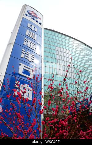 ---- Blick auf die Zentrale der China National Offshore Oil Corporation (CNOOC) in Peking, China, 4. April 2018. Die Produktion eines großen Ethylen Stockfoto