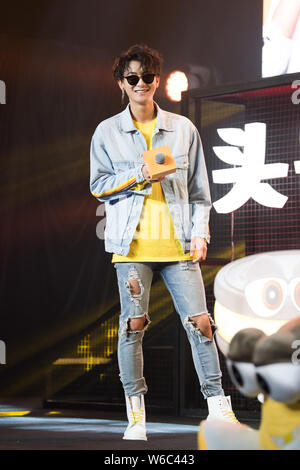 Chinesische Sängerin Huang Zitao, besser bekannt als Z Tao, besucht eine Werbeveranstaltung für Kraft Foods in Shanghai, China, 16. Mai 2018. Stockfoto