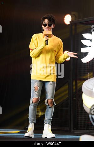 Chinesische Sängerin Huang Zitao, besser bekannt als Z Tao, besucht eine Werbeveranstaltung für Kraft Foods in Shanghai, China, 16. Mai 2018. Stockfoto