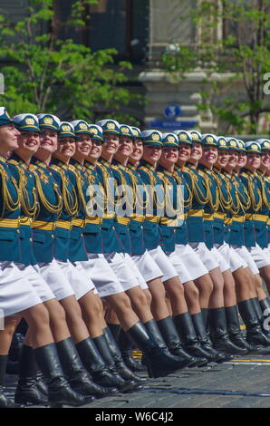 Weibliche russische Soldaten März entlang der Roten Platz während der Tag des Sieges militärische Parade der 73. Jahrestag des Sieges über Nazi-Deutschland zu Mark i Stockfoto