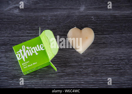 Ethique Boost ist eine solide bar Haar Maske, Alternative zu Kunststoff Flaschen. Grün Karton, herzförmige Bar. Null Abfall Reise, auf der Flasche Stockfoto