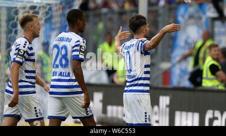 Duisburg, Deutschland. Juli 31, 2019. firo: 31.07.2019 Fußball, 3.Liga, Saison 2019/2020 MSV Duisburg - Preußen MÃ©nster Moritz Stoppelkamp (Nr. 10, MSV Duisburg) feiert Vor der Duisburger Noordkurve | Verwendung der weltweiten Kredit: dpa/Alamy leben Nachrichten Stockfoto