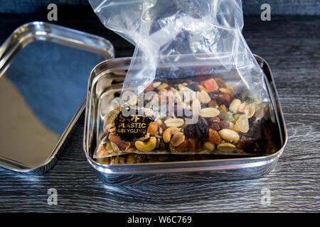 Trail Mix aus Edelstahl Behälter. Weicher Kunststoff Beutel Alternative. Neuseeland Supermärkte bieten inzwischen ihre eigenen Container bringen. Stockfoto