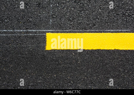 Ende der gelben Linie auf der neuen Straße Stockfoto