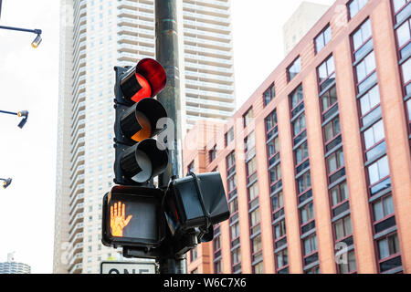 Stop-Schild. Rote Ampel für Autos, Büro Hochhäuser Hintergrund, Chicago City, Illinois Innenstadt Stockfoto