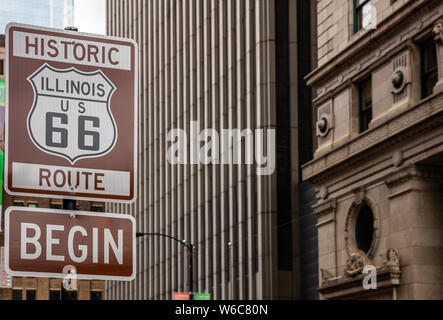 Route 66 Illinois beginnen Schild am Chicago City Downtown. Gebäude Fassade Hintergrund. Route 66, die Mother road, die klassischen historischen Roadtrip in den USA Stockfoto