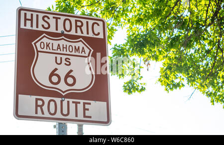 Auf der Route 66, Oklahoma. Braune Farbe Schild in Tulsa OK, sonnigen Tag, auf der Route 66, die klassische historische Roadtrip in den USA Stockfoto