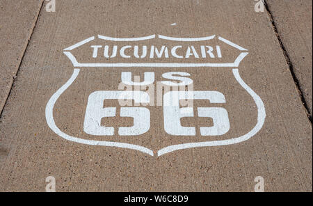 Route 66, Santa Fe, New Mexico. Zeichen Abzeichen auf der Straße, sonnigen Tag. Route 66 die klassischen historischen Roadtrip in den USA Stockfoto