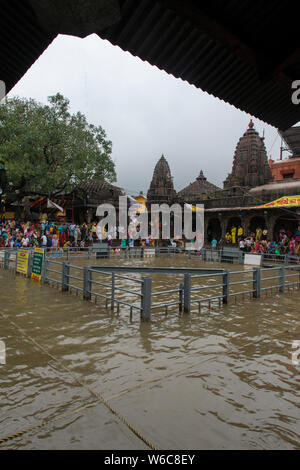 Anhänger unter heiliges Bad während der Kumbh Mela, Nasik, Maharashtra, Indien, Asien Stockfoto