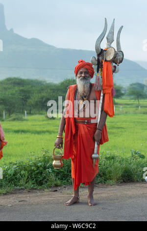 Porträt einer Naga Sadhuwith Trident während Kumbh Mela, Nasik, Maharashtra, Indien, Asien Stockfoto