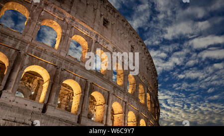 Das berühmte Kolosseum mit schönen Himmel in Rom, Italien Stockfoto