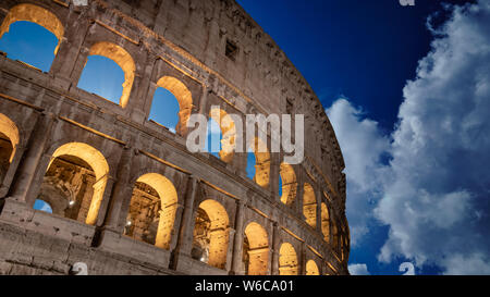 Das berühmte Kolosseum mit schönen Himmel in Rom, Italien Stockfoto