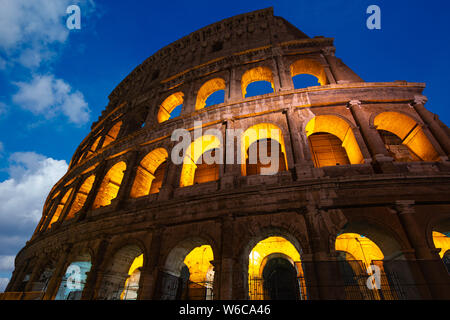 Das berühmte Kolosseum mit schönen Himmel in Rom, Italien Stockfoto