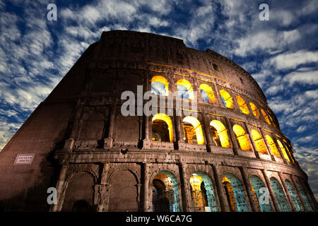 Das berühmte Kolosseum mit schönen Himmel in Rom, Italien Stockfoto