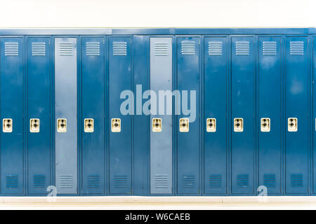 Abgenutzt, navy blue Schule Schließfächer geradeaus Stockfoto