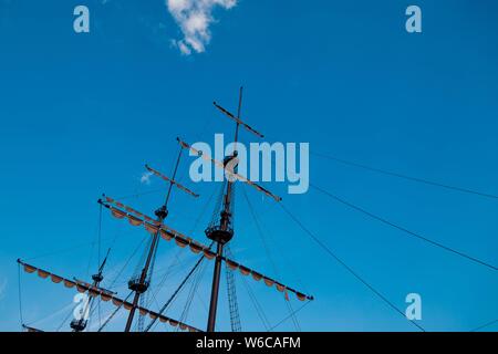 Segelboote auf dem Pier an einem bewölkten Sommertag, Segelboot Masten im Detail Stockfoto