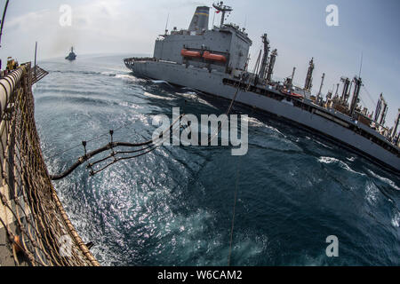 190719-M-QS 181-1002 arabischen Golf (19. Juli 2019) Der Henry J. Kaiser-Klasse Auffüllung öler USNS Big Horn (T-AO-198), rechts, tankt die Harpers Ferry-Klasse amphibische Landung dock Schiff USS Harpers Ferry (LSD 49) während einer Auffüllung-auf-See. Der Boxer Amphibious Ready Gruppe und der 11 Marine Expeditionary Unit werden in den USA 5 Flotte Bereich der Maßnahmen zur Unterstützung der Marine im Einsatz für die Stabilität und Sicherheit in der Region zu gewährleisten und verbindet das Mittelmeer und den Pazifischen Raum durch den Westlichen Indischen Ozean und drei strategischen Punkten ersticken. (U.S. Marine Corps Stockfoto