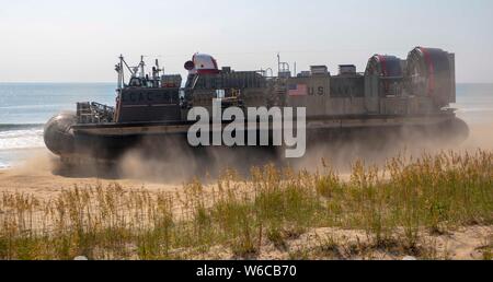 190729-N-GR 168-1104 ATLANTIK (Juli 29, 2019) eine Landing Craft, Luftkissen (LCAC), zum Angriff Craft Unit4 angeschlossen ist, bereitet sich auf den Atlantischen Ozean während einer Strand evakuierungsübung am 29. Juli 2019 zurück. Die San Antonio-Klasse amphibious Transport dock Schiff USS New York (LPD 21) wurde auf das Meer zurück für die Kriegsführung Advanced Tactical Training (SWATT). Kriegsschiffe in die bataan Amphibious Ready Gruppe einschließlich der USS New York vergeben werden, sind die Teilnahme an der Übung im Atlantischen Ozean vor der Küste von Virginia, Einsatzbereitschaft, Kompetenz und Letalität zu erhalten. (U.S. Marine Foto von Stockfoto