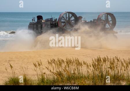 190729-N-GR 168-1334 ATLANTIK (Juli 29, 2019) eine Landing Craft, Luftkissen (LCAC), zum Angriff Craft Unit4 angeschlossen ist, bereitet sich auf den Atlantischen Ozean während einer Strand evakuierungsübung am 29. Juli 2019 zurück. Die San Antonio-Klasse amphibious Transport dock Schiff USS New York (LPD 21) wurde auf das Meer zurück für die Kriegsführung Advanced Tactical Training (SWATT). Kriegsschiffe in die bataan Amphibious Ready Gruppe einschließlich der USS New York vergeben werden, sind die Teilnahme an der Übung im Atlantischen Ozean vor der Küste von Virginia, Einsatzbereitschaft, Kompetenz und Letalität zu erhalten. (U.S. Marine Foto von Stockfoto