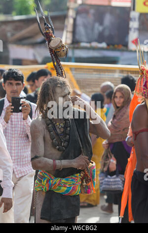 Porträt einer Naga Sadhu mit Trident während Kumbh Mela Trimbakeshwar, Nasik, Indien, Asien Stockfoto