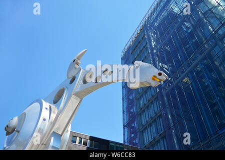 Aus Stahl Skulptur genannt - Drucken Pferd", eine der Weltgrößten Pferd Skulpturen des Bildhauers Jürgen Goertz in frontof Print Media Academy Stockfoto