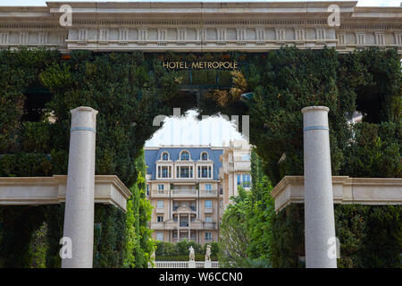 MONTE CARLO, MONACO - 20. AUGUST 2016: Metropole, luxus hotel Eingang mit Säulen in Monte Carlo, Monaco. Stockfoto