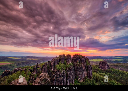 Sonnenuntergang hinter dem Torsteine Felsformation in der Sächsischen Schweiz Stockfoto