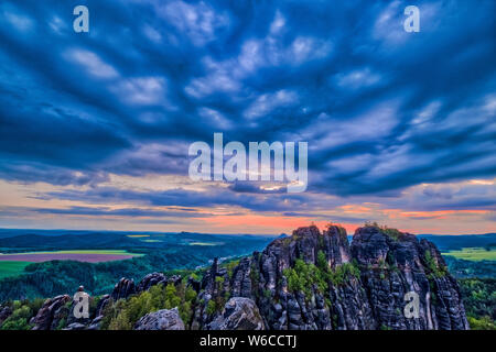 Sonnenuntergang hinter dem Torsteine Felsformation in der Sächsischen Schweiz Stockfoto