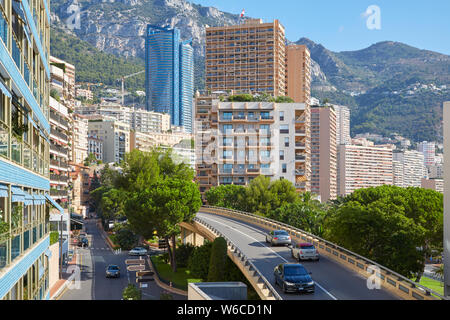 MONTE CARLO, MONACO - 21. AUGUST 2016: Monte Carlo flyover Straße mit Autos und Hochhäuser an einem sonnigen Sommertag in Monaco