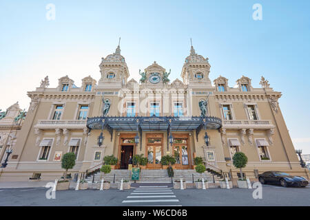 MONTE CARLO, MONACO - 21. AUGUST 2016: Casino Gebäude Fassade mit Ferrari an einem sonnigen Sommertag in Monte Carlo, Monaco. Stockfoto
