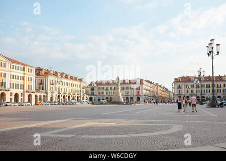 CUNEO, Italien - 13 AUGUST 2015: Galimberti mit Menschen und Touristen in einem sonnigen Sommertag, blauer Himmel in Cuneo, Italien. Stockfoto