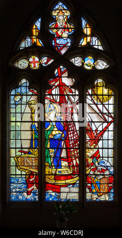 Kirchenfenster von St. Nikolaus in Schiff von Martin Travers 1927 Cricklade Kirche, Wiltshire, England, Großbritannien Stockfoto