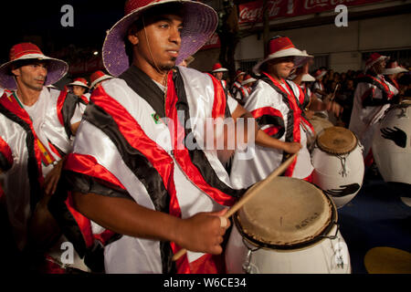 "Traditionelle"Murgas"und Samba Schulen während der Llamadas (Berufung) Prozession, offiziell beginnt den Karneval in Montevideo, Uruguay. Ist der längste Karneval der Welt, fast 5 Wochen dauernden Stockfoto