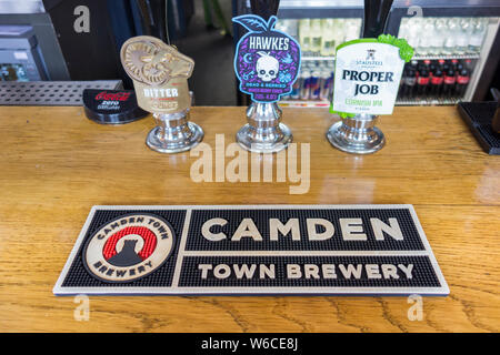 Camden Town Brauerei Bier Matte auf einem pub Zähler, London, UK Stockfoto