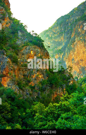 Schönen Sonnenuntergang in einem Tal an der Straße nach Ouarzazate in Marokko, Afrika Stockfoto
