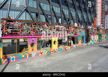 Sir Peter Blake's Mai grün Eatery und Schiff auf dem Grand Union Canal in Paddington Basin, Paddington, London, Großbritannien Stockfoto