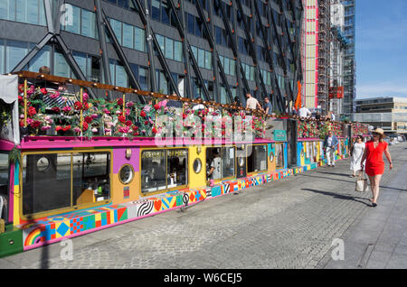 Sir Peter Blake's Mai grün Eatery und Schiff auf dem Grand Union Canal in Paddington Basin, Paddington, London, Großbritannien Stockfoto