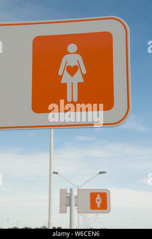 URUGUAY. DAS NEUE TERMINAL AM INTERNATIONALEN FLUGHAFEN CARRASCO IN MONTEVIDEO. DER PARKPLATZ BIETET EINRICHTUNGEN FÜR SCHWANGERE MÜTTER UND BEHINDERTE. Stockfoto