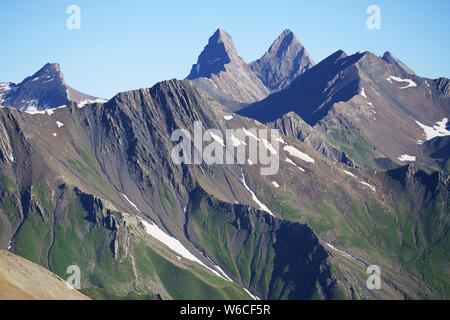 LUFTAUFNAHME aus dem Südosten. Les Aiguilles d'Arves (Höhe: 3515 Meter) und ihre Umgebung von kargen Ländern. Valloire, Savoie, Frankreich. Stockfoto